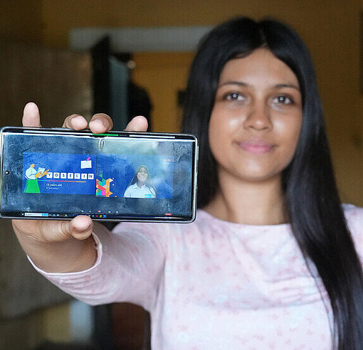 Yoselin zeigt Bündnis