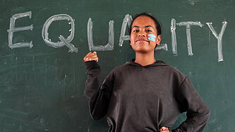 Seit 70 Jahren sind Frauen und Männer offiziell gleichberechtigt. Aber gleiche Rechte bedeuten noch lange nicht gleiche Chancen - schon gar nicht in Entwicklungsländern! © Plan International