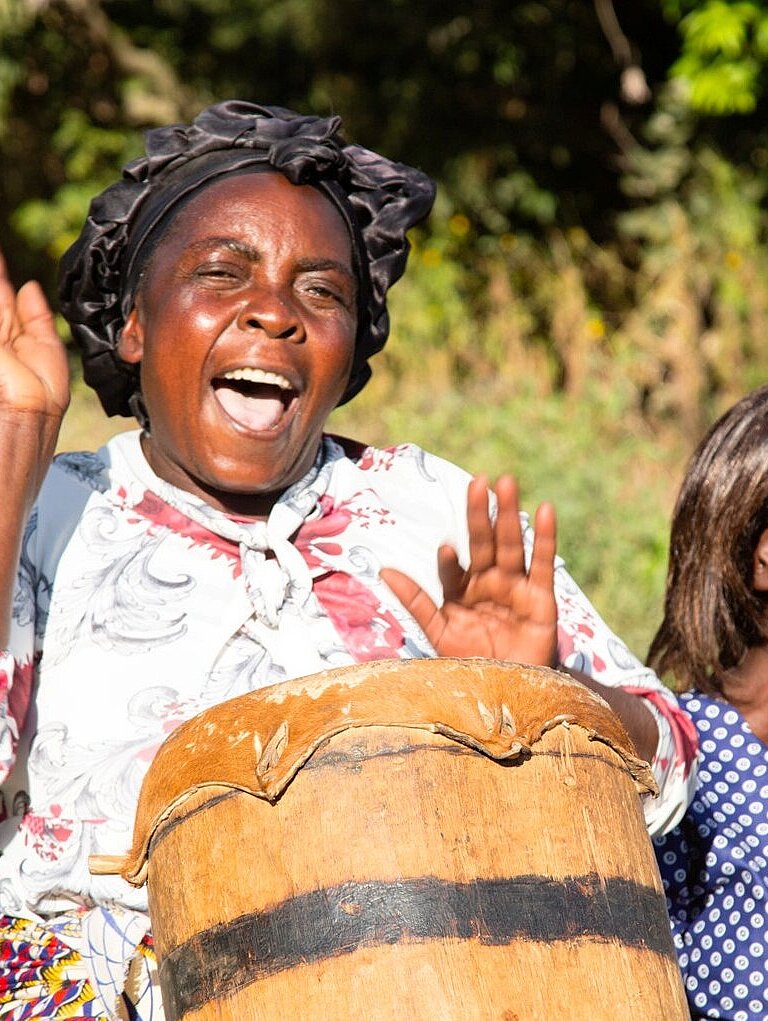 Zwei Trommelnde Frauen