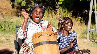 Zwei Trommelnde Frauen