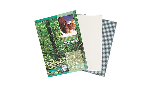 1 Heft, ein Blankoblatt und ein Bogen Löschpapier schauen daraus hervor.