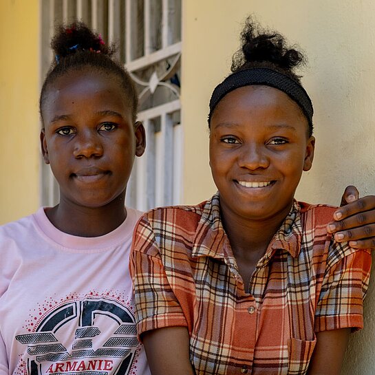 Soline mit ihrer jüngeren Schwester  Zwei Mädchen aus Haiti