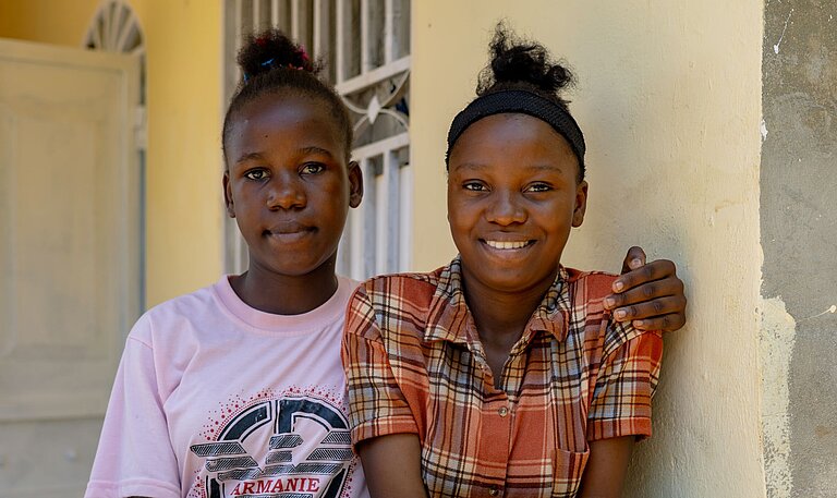 Zwei Mädchen aus Haiti