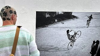 Zwei Menschen vor einem schwarz-weißen Foto