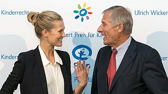 Stifter Ulrich Wickert und Because I am a Girl-Botschafterin Toni Garrn bei der Preisverleihung in Berlin.