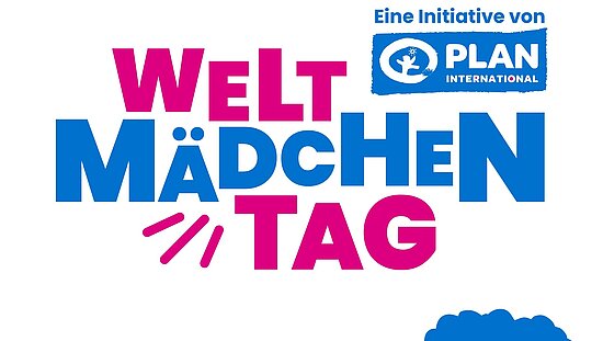Weiße Grafik mit buntem Text von Plan International. Oben steht in blauen Buchstaben: ‚Heute ist‘. Darunter in großen pinken und blauen Buchstaben: ‚Welt-Mädchentag‘. Rechts daneben das Logo von Plan International. Unten vier bunte Illustrationen von Mädchen: ein Mädchen legt die Hände unter das Kinn, ein anderes formt mit den Händen ein Herz, ein drittes schaut nach vorne, ein viertes lächelt seitlich.