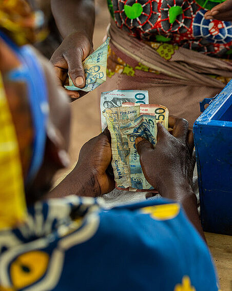 Frauen zählen Geld 