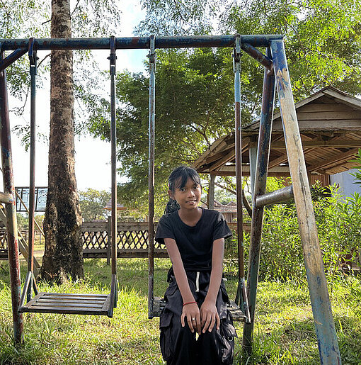 Sonita schaukelt und träumt davon, Lehrerin zu werden