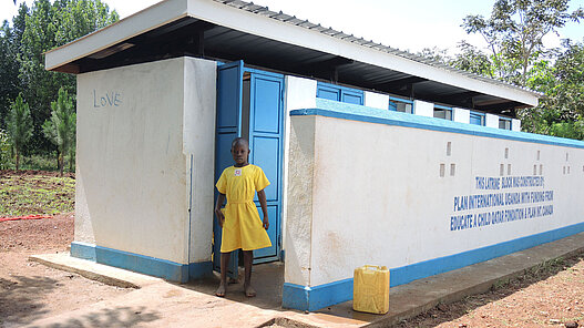 In Ruanda ist es für Mädchen auch aufgrund fehlender Sanitäranlagen und Waschräumen schwer, ihr Recht auf Bildung wahrzunehmen