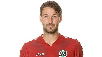 Seit 2009 engagiert sich der Fußballer Christian Schulz für Plan. ©Hannover 96