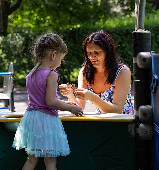 Iryna mit ihrer Tochter auf dem Spielplatz