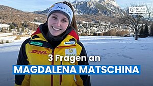 Junge Frau in gelb-schwarzer Winterjacke und Stirnband steht lächelnd in einer verschneiten Landschaft mit Bergen und einem Ort im Hintergrund. Über dem Bild steht „3 Fragen an MAGDALENA MATSCHINA“, oben rechts ist das Logo von Plan International zu sehen.