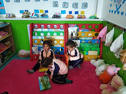 Kinder spielen in einem kinderfreundlichen Raum