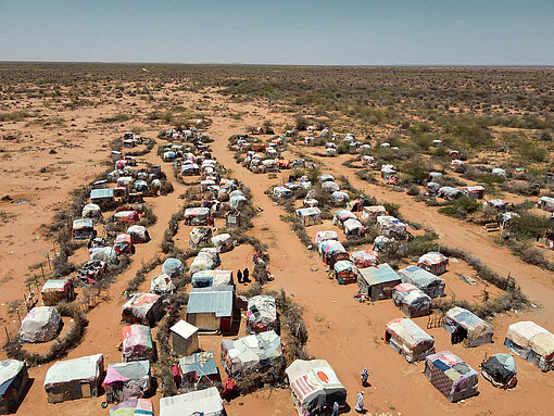 Der Blick von Oben auf ein Camp für Binnengeflüchtete in Somalia