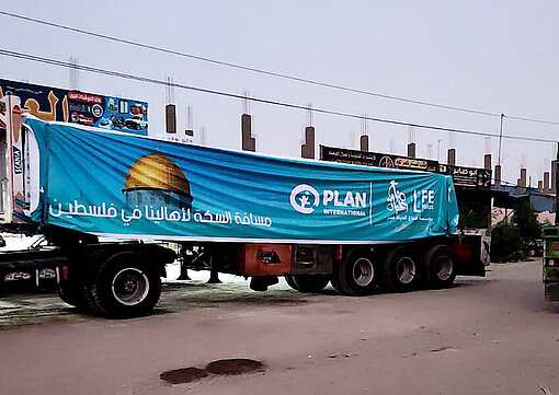 Ein blauer Truck mit Hilfsgütern