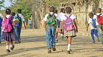 Kinder in Kolumbien auf dem Schulweg