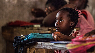 In einigen Gegenden kommen 60 bis 100 Schülerinnen und Schüler auf eine Lehrkraft. Um die Bildungsqualität zu verbessern, arbeiten wir daran, dass mehr gut ausgebildete Lehrkräfte zur Verfügung stehen. © Plan International/Vincent Tremeau