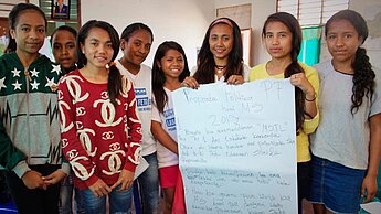 In dem Workshop von Plan International setzten sich diese Mädchen mit den Folgen des vorgeschlagenen Gesetzes auseinander. © Plan International