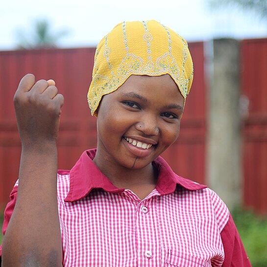 Roumana ist Schneiderin in Togo  Mädchen in Togo draußen
