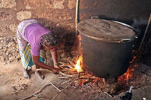 Feuerholz sammeln, kochen und den Haushalt führen sind traditionell die Aufgaben von Mädchen und Frauen in Kenia Feuerholz sammeln, kochen und den Haushalt führen sind traditionell die Aufgaben von Mädchen und Frauen in Kenia