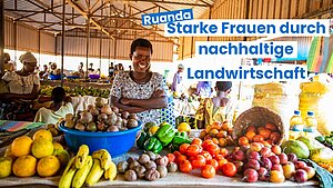 Video-Thumbnail: Lächelnde Frau in Ruanda präsentiert am Markt ihre Ernte aus dem Landwirtschaftsprojekt von Plan International.