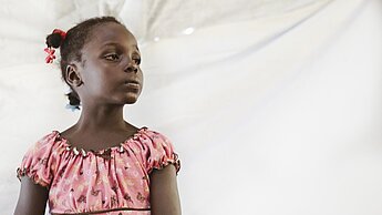 Wadley ist sieben Jahre alt als das Erdbeben in Haiti ihr Zuhause und ihre Schule zerstört. Doch sie gibt nicht auf. © Ten Times Ten LLC / GIRL RISING 2014 Wadley ist sieben Jahre alt als das Erdbeben in Haiti ihr Zuhause und ihre Schule zerstört. Doch sie gibt nicht auf. © Ten Times Ten LLC / GIRL RISING 2014