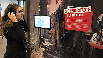 Mit dem Projekt „Safer Cities - Sichere Städte für Mädchen“ werden junge Mädchen über ihre Rechte und Chancen aufgeklärt und stellt so sicher, dass sie den wachsenden Risiken geschlechtsspezifischer Diskriminierung und Gewalt in Städten besser begegnen können. ©Michael Fahrig