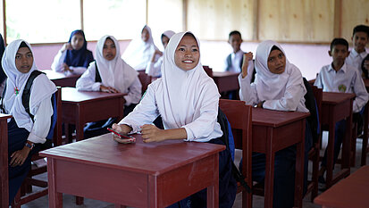 Nach dem Wiederaufbau ihrer Schule, können die Kinder wieder in Sicherheit lernen. © Plan International Nach dem Wiederaufbau ihrer Schule, können die Kinder wieder in Sicherheit lernen. © Plan International