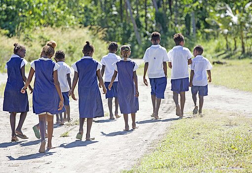 Schulkinder laufen nach Hause