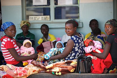 Durch den Bau von Mutterunterkünften in Sambia gewährleistet Plan eine gesundheitliche Versorgung rund um die Geburt.