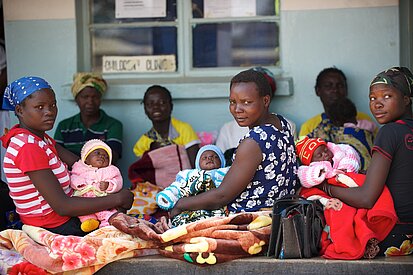 Durch den Bau von Mutterunterkünften in Sambia gewährleistet Plan eine gesundheitliche Versorgung rund um die Geburt. Durch den Bau von Mutterunterkünften in Sambia gewährleistet Plan eine gesundheitliche Versorgung rund um die Geburt.