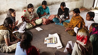 Mädchen werden zu Kinderrechten und Gleichberechtigung informiert. © Plan/Bernice Wong. Bild stammt aus einem ähnlichen Plan-Projekt in Indien.