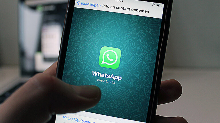 Handybildschirm auf dem die App Whatsapp offen ist.