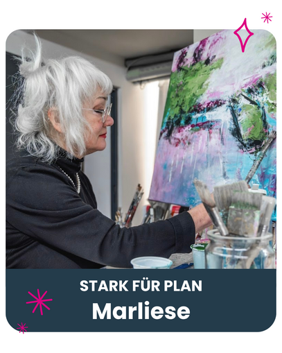 Marliese steht vor einem ihrer Kunstwerke und hält einen Pinsel in der Hand.