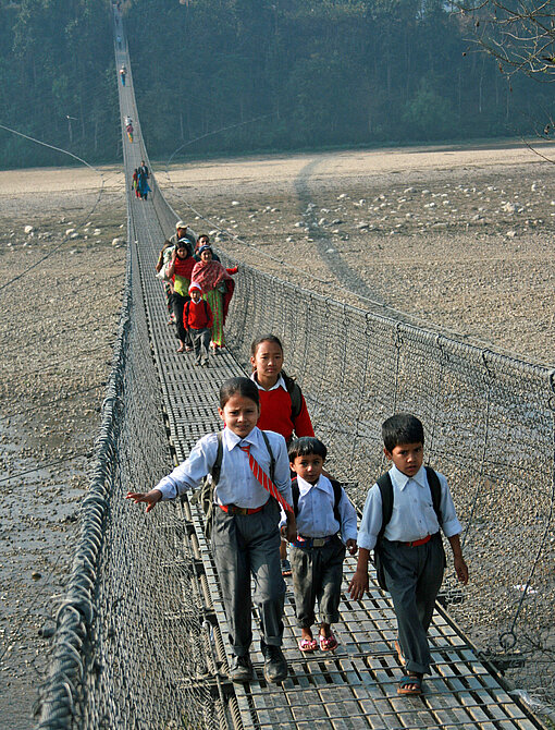 Kinder auf dem Weg zur Schule in den nepalesischen Mittelgebirgen