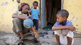 Abdella, 31, hat dank Plan wieder sauberes Wasser. © Plan International / Petterik Wiggers