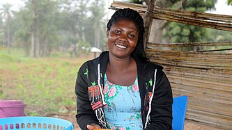 Frau aus Togo mit selbst hergestelltem Bier 