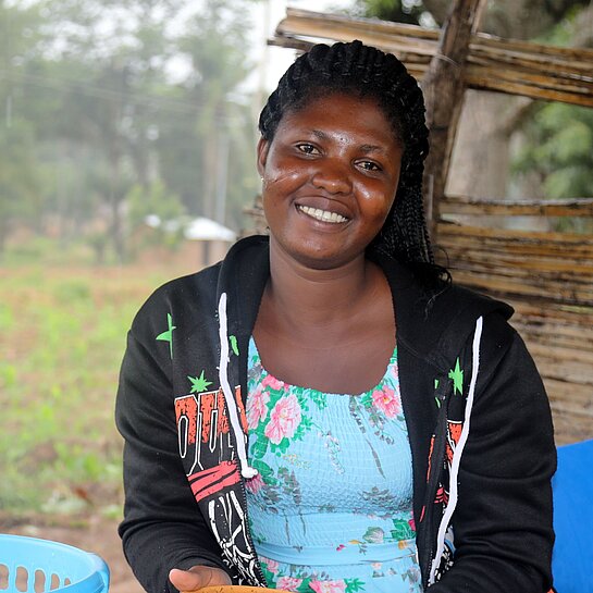 Frau aus Togo mit selbst hergestelltem Bier 