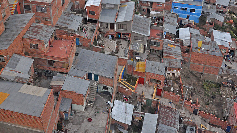 Häuserdächer eines Armenviertels von oben.