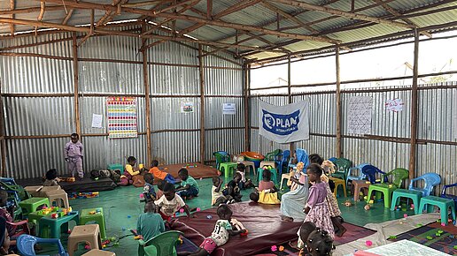 Kinder spielen in einem kinderfreundlichen Raum in Ura, Äthiopien.