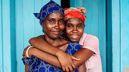 In einem Theaterstück in einem Programmgebiet in Sierra Leone, wird die Abschaffung weiblicher Genitalverstümmelung gefordert. ©Suzanne Eichel
