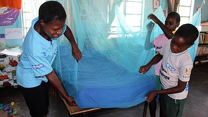 Malariaschutz Malariaschutz: Lange Kleidung und Mosquitonetze.