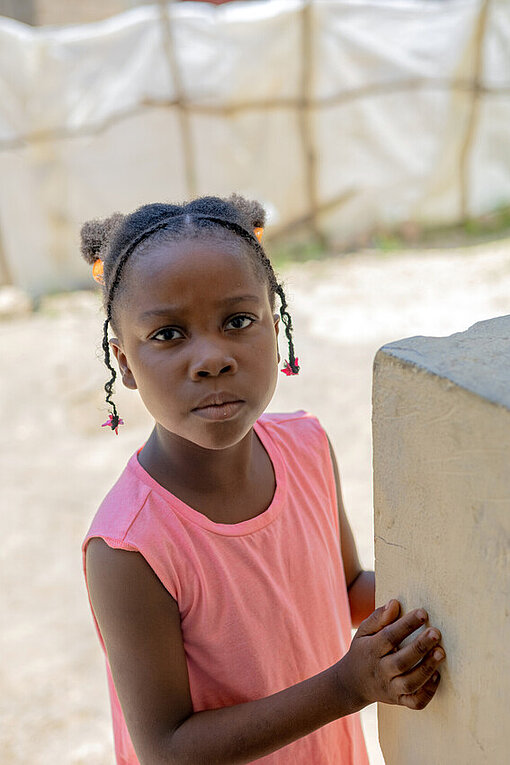 Solines siebenjährige Schwester in ihrer Unterkunft in Jacmel Mädchen aus Haiti