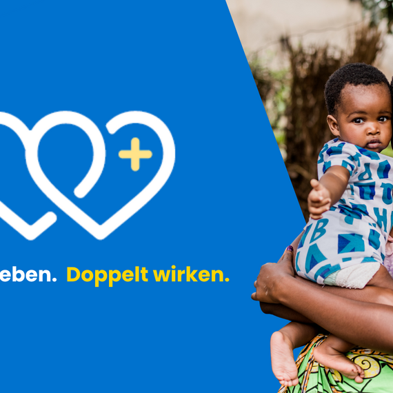 Junge Frau mit Kleinkind vor blauem Kampagnenmotiv „Einfach geben. Doppelt wirken.“ der Stiftung Hilfe mit Plan