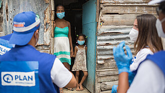 In der Dominikanischen Republik besuchen Plan-Mitarbeiter:innen Familien in den Projektgemeinden, um sie über das Coronavirus zu informieren und Nothilfepakete zu verteilen. ©Plan International