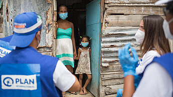 In der Dominikanischen Republik besuchen Plan-Mitarbeiter:innen Familien in den Projektgemeinden, um sie über das Coronavirus zu informieren und Nothilfepakete zu verteilen. ©Plan International
