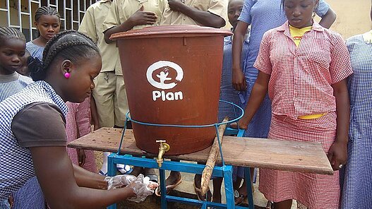 Handwaschstationen helfen, der Ausbreitung von Ebola entgegenzuwirken. © Plan