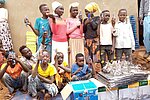 Die Kinder und Jugendlichen in Ura erhalten neue Schulmaterialien