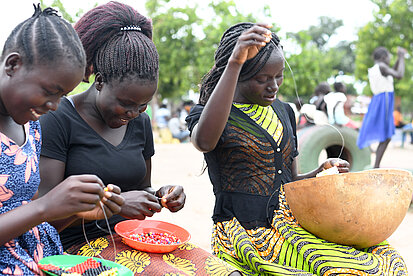 In den von Plan International organisierten Workshops lernen junge Mütter Skills zur Existenzsicherung wie das Herstellen von Taschen oder Schmuck, die sie auf dem Markt verkaufen können. © Lidia Celeste Felix Langa/Plan International.