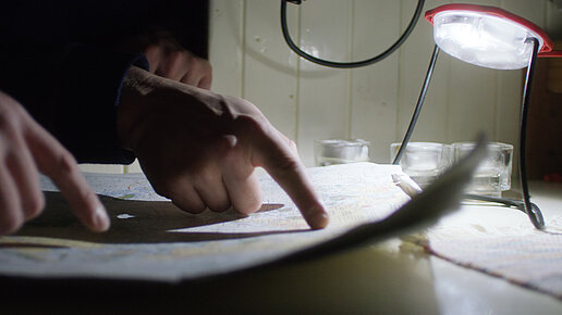 Solarleuchte beleuchtet Buch